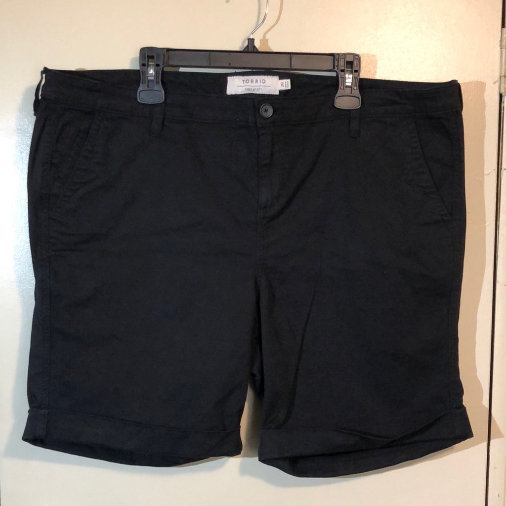 Torrid Black Stretch Bermuda Rolled Cuff Chino Shorts in Size 20
